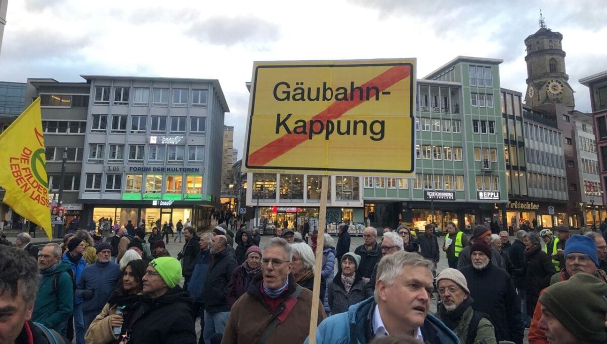 Bei der Kundgebung für den Erhalt der Gäubahn auf den Stuttgarter Marktplatz war die Gruppe von Demonstranten aus Rottweil beonders groß. Foto: pm