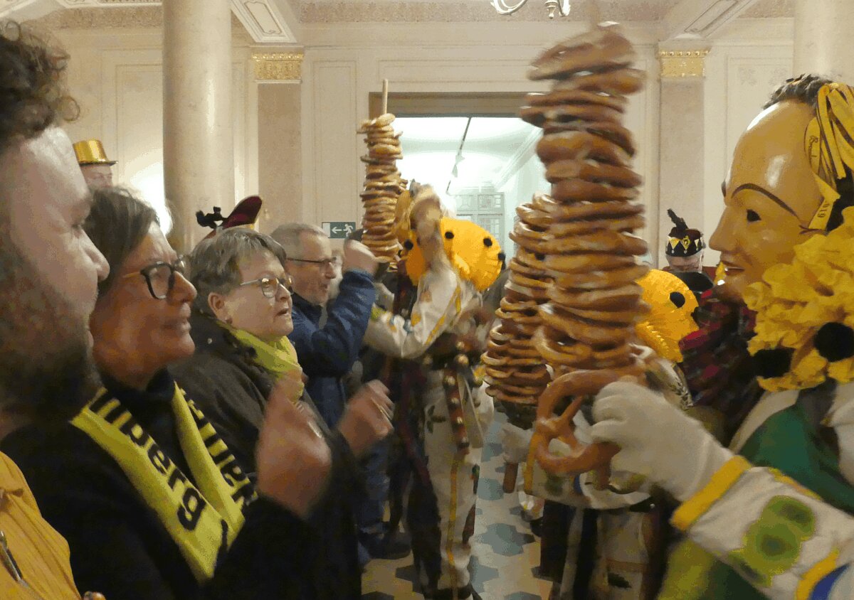 Hanselsprung und Brezelsegen im Museum. Foto: him