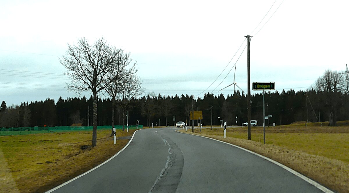 Neben der auf sechs Meter verbreiterten Kreisstraße wird künftig ein Radweg verlaufen. Foto: him