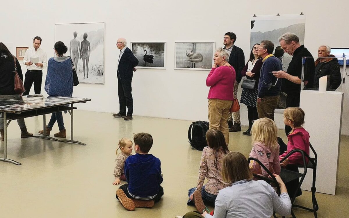 Die erste Vernissage im Forum Kunst 2025 fand am Freitagabend statt. Foto: Robert Hak