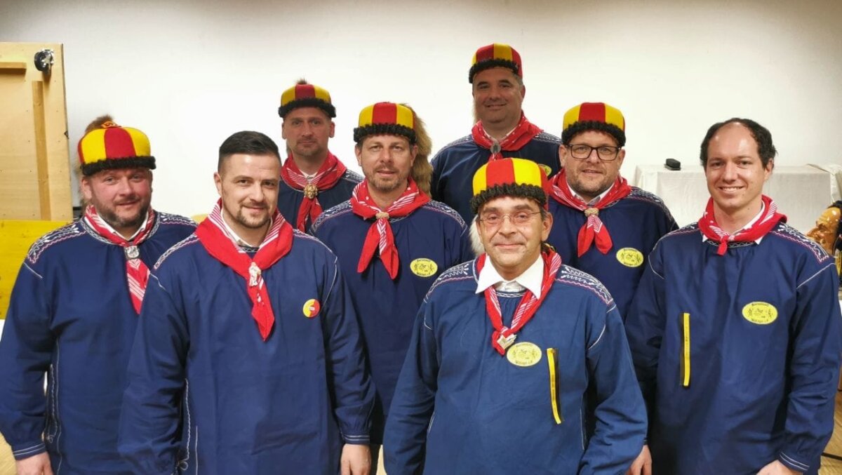 Narrenmeister Robin Slongo (vorne Mitte) und die gewählten Ausschussmitglieder von links: Marco Kirchner, Daniel Lamneck, Peter Hetzel, Fabian Pfisterer, Predrag Effinger, Ralf Württemberger und Markus Dekold. Foto: pm