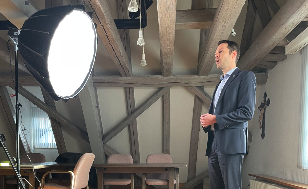 Bürgermeister Marcus Türk beim Videodreh. Foto: pm