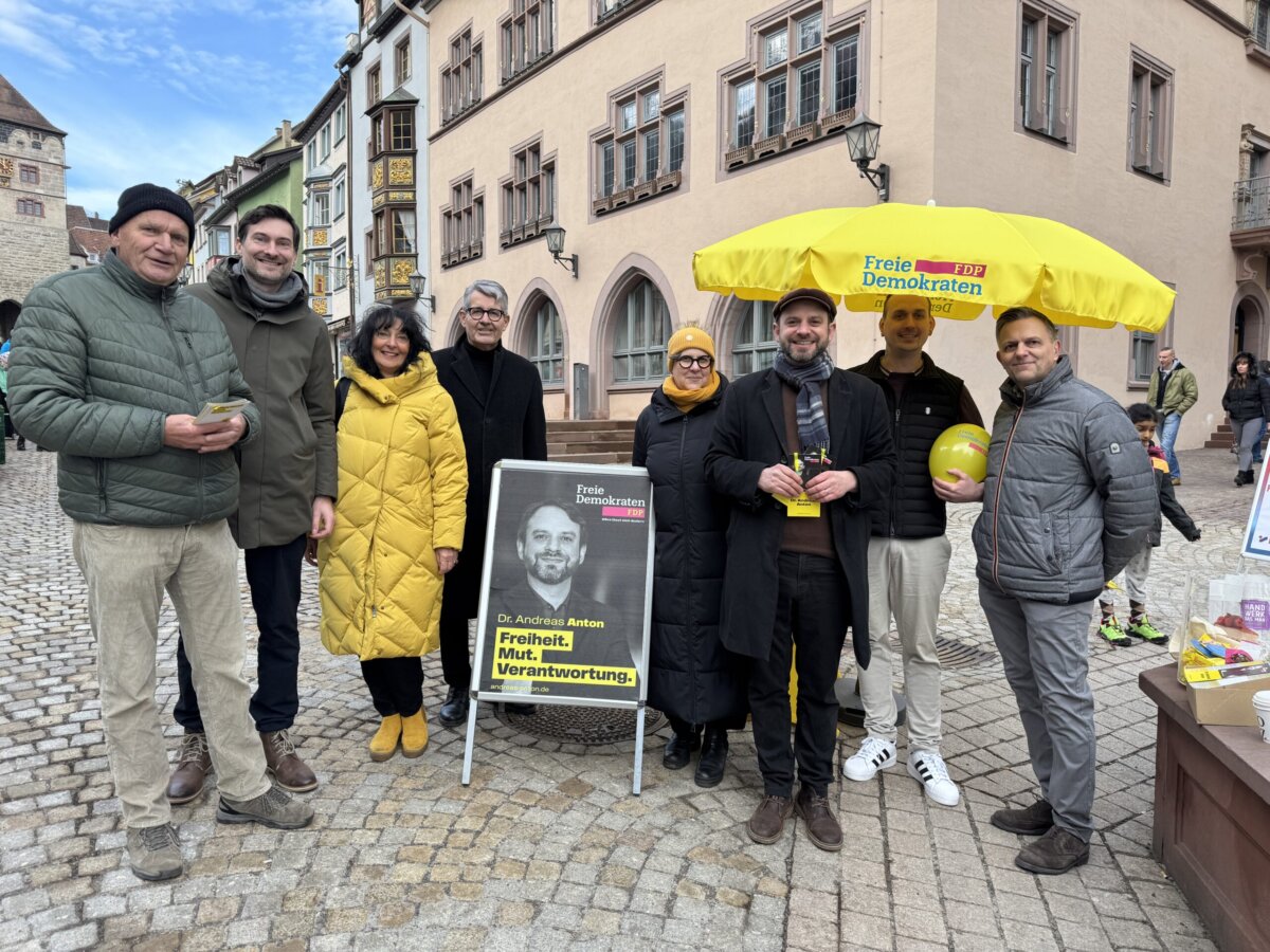 FDP-Wahlkämpferinnen und -kämpfer am Infostand
um Kandidat Andreas Anton (Dritter von rechts). Von links: Gerhard Aden, Daniel Karrais, Inka Ebner-Karrais, Dietmar Bock, Yeni Mun-dos Santos,
Anton, Markus Fuchs,
und Bernd Hoffmann (Foto: FDP)