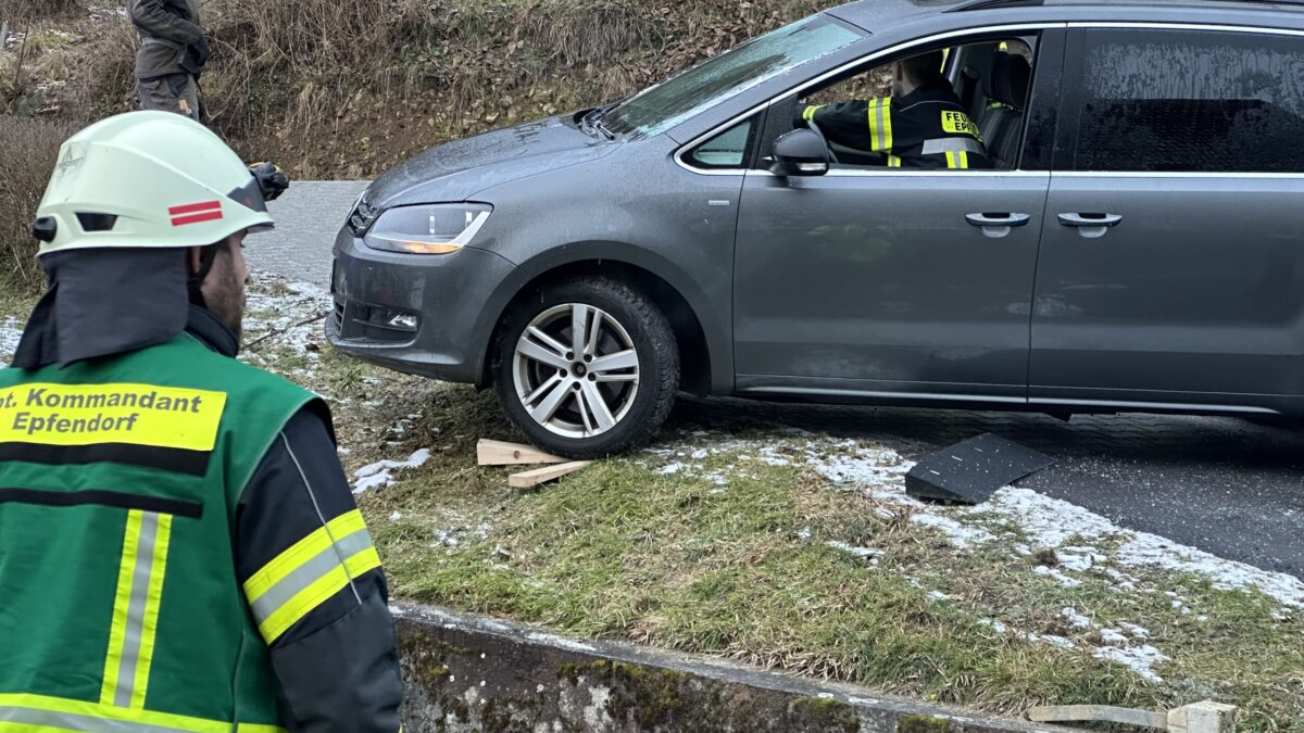 VW Sharan droht auf Glatteis abzurutschen. Foto: gg