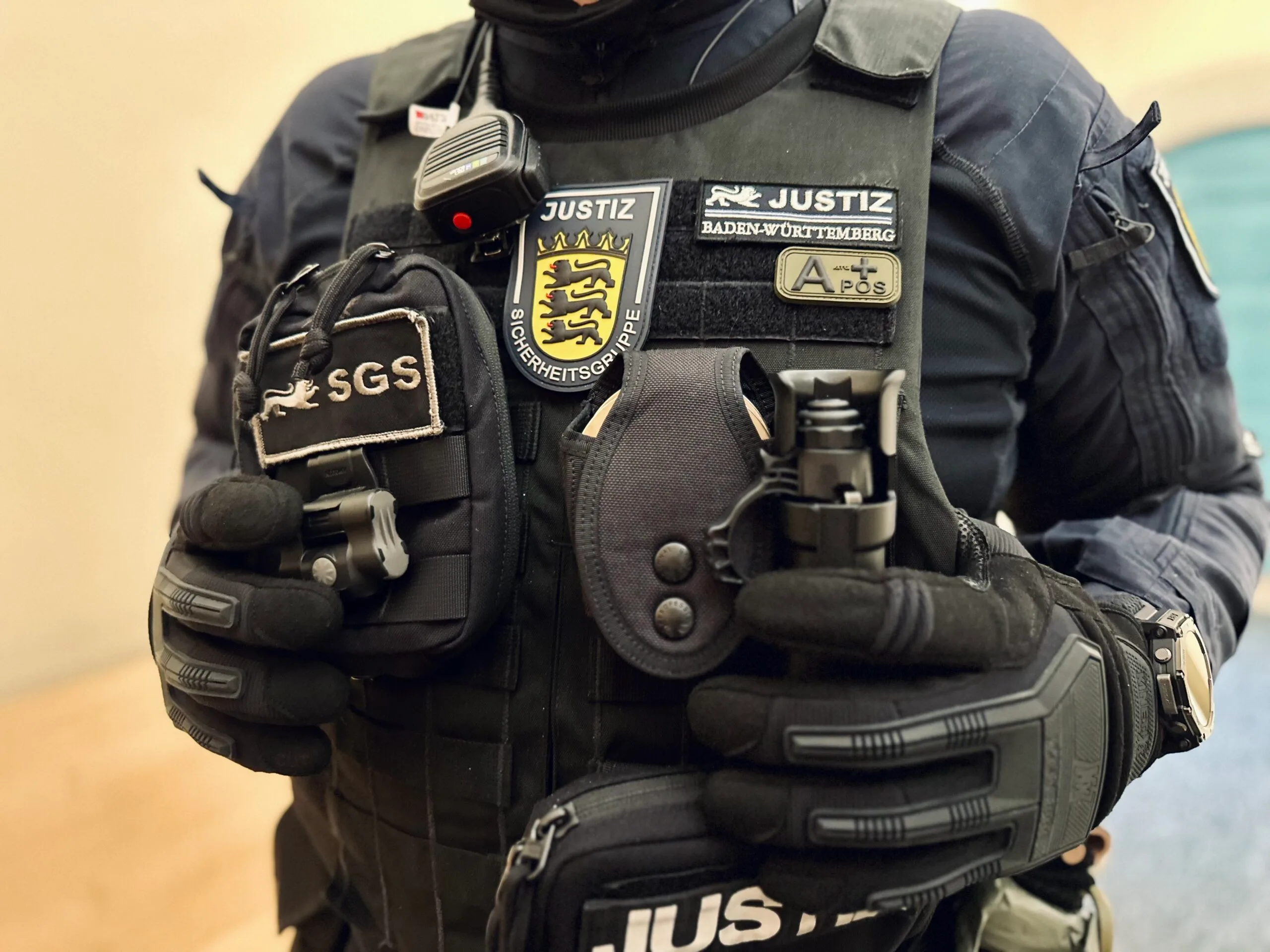 Ein Justizwachtmeister, zuständig etwa für die  Vorführung von Angeklagten in Strafverhandlungen. Symbol-Foto: Peter Arnegger