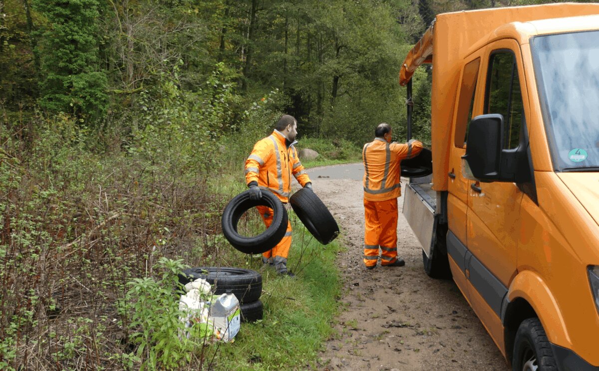 Mitarbeiter des Schramberger Bauhofs beseitigen im Oktober 2024  illegal entsorgte Reifen am "Kalten Graben". Archiv-Foto: him