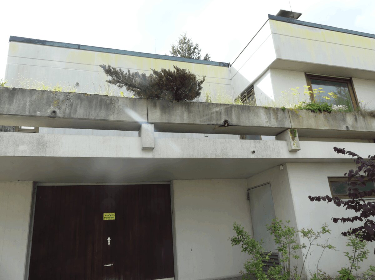 Das ehemalige katholische Pfarrhaus gehört der Stadt. Im Kellerbereich und der Garage wären Lagermöglichkeiten für Vereine möglich. In der Wohnung könnten 12 bis 14 Geflüchtete untergebracht werden. Archiv-Foto: him