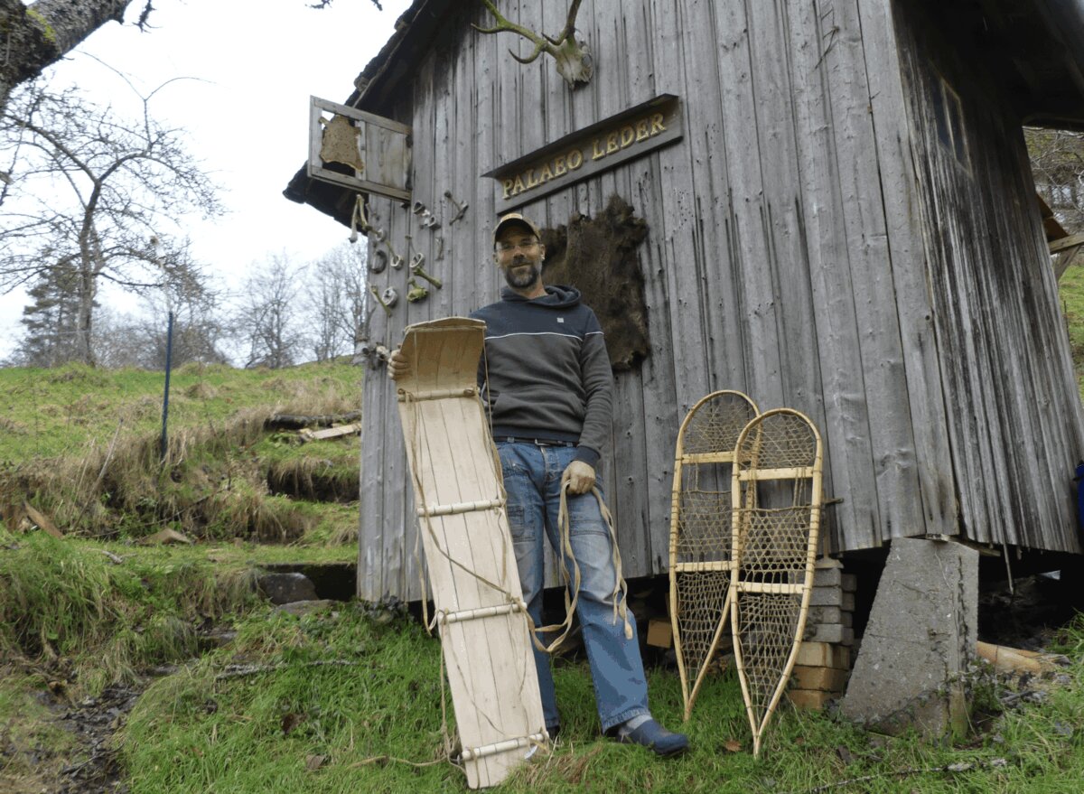 Markus Klek mit dem neuen Schlitten und Schneeschuhen vor seiner Werkstatthütte im Falkenstein. Foto: him