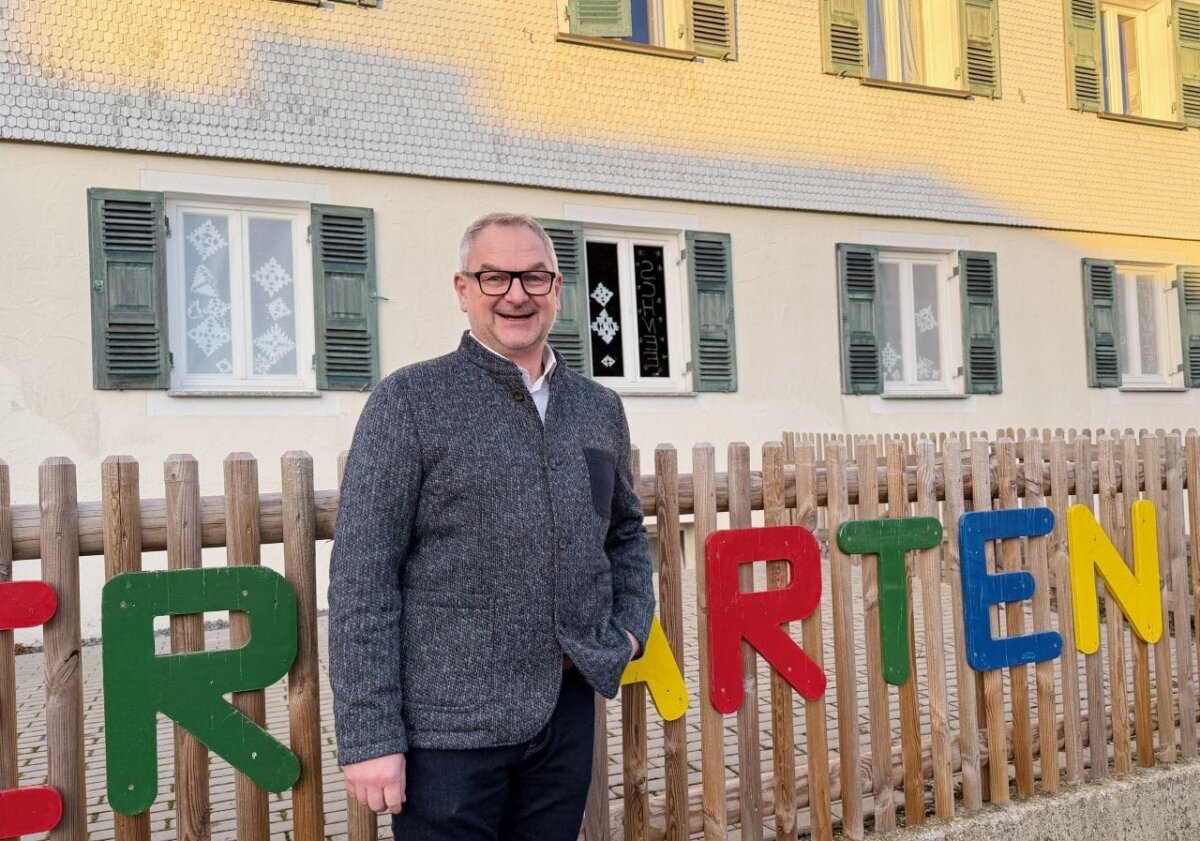 Mathias Dettinger ist neuer Ortsvorsteher in Feckenhausen und hat viele Ideen für seine Amtszeit. Das Foto entstand vor dem Kindergarten „Räuberbande“ in Feckenhausen (Foto: Stadt Rottweil/Hermann).