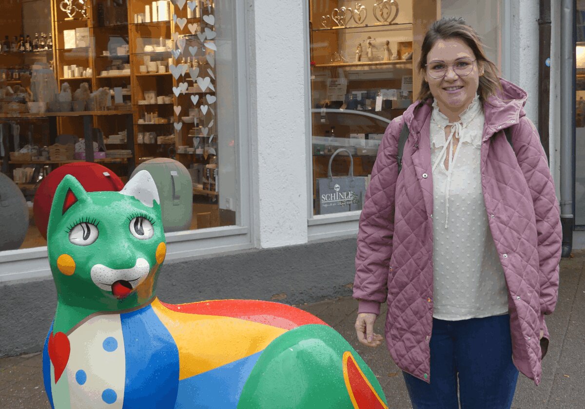 Nicole Müller mit dem "Wahrzeichen" der Schramberger Einkaufsmeile. Foto: him