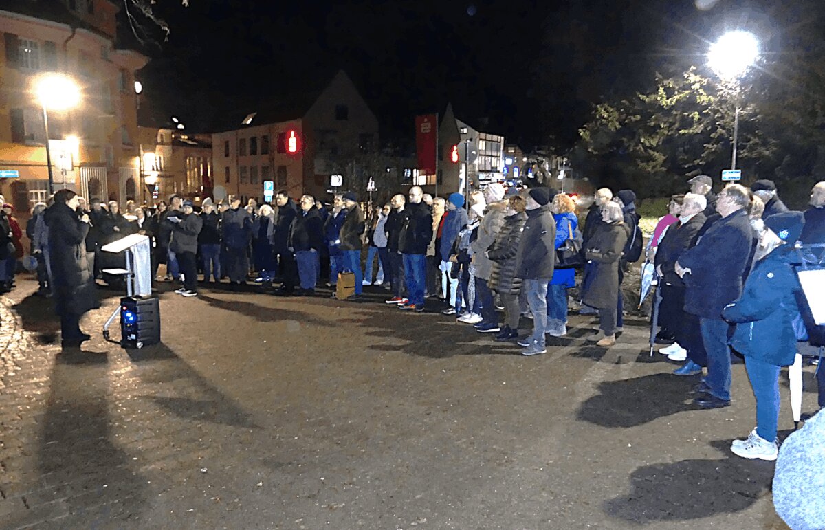 Eine große Gruppe versammelte sich am Montagabend zum Gedenken an dei Opfer des Nationalsozialismus. Foto: him