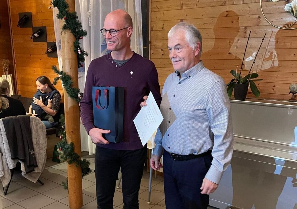 Tobias Burkard (links) erhält von Ortsvorsteher Hans-Peter Alf (rechts) eine Urkunde des Städtetages mit der Ehrennadel sowie ein Weinpräsent der Ortschaft für sein 20-jähriges Engagement im Ortschaftsrat Hausen (Foto: Stadt Rottweil/Alf).