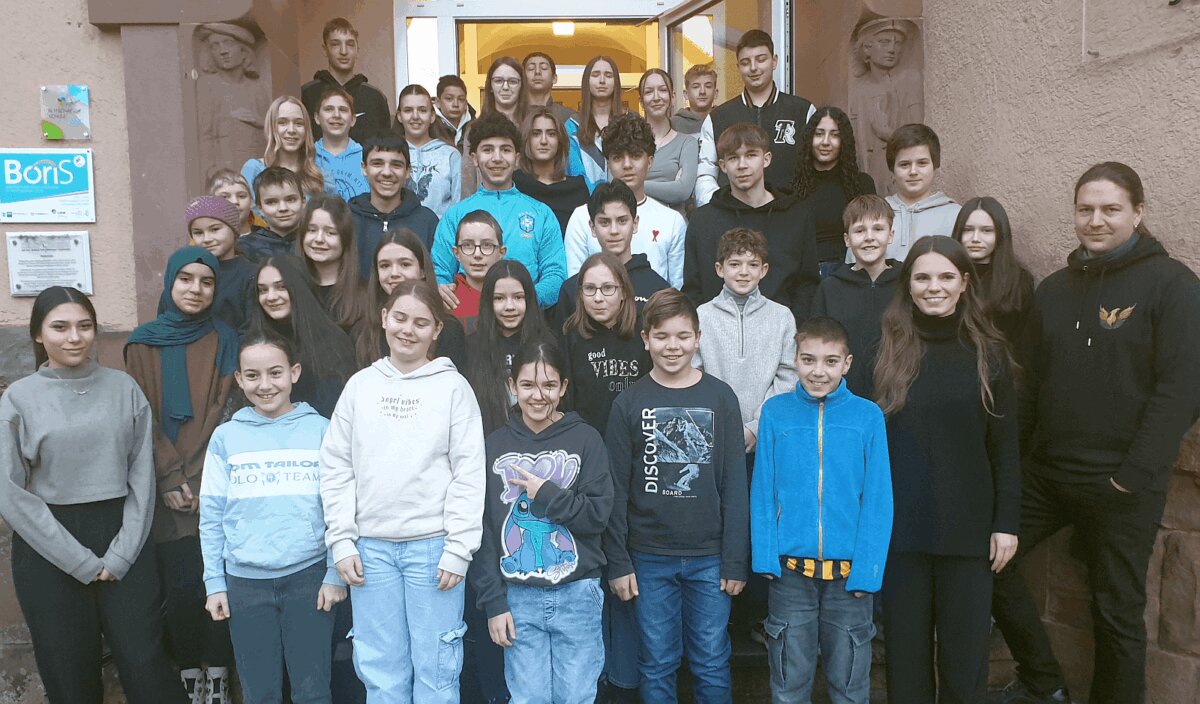 Mitglieder der SMV an der Erhard-Junghans-Schule Schramberg im Schuljahr 2024/2025 mit den SMV-Lehrern Ivana Jakin und Mathias Jehle 8vorne rechts). Foto: pm