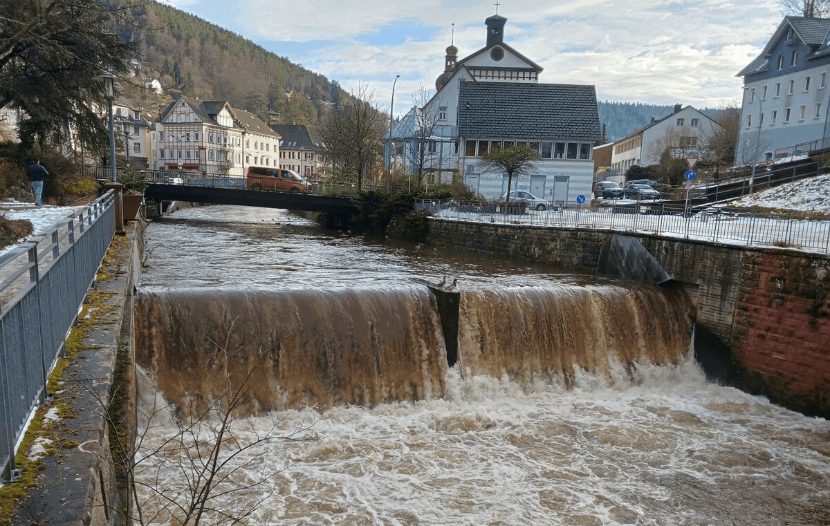 Ordentlich gerauscht hat es um die Mittagszeit am St.- Maria-Wehr. Fotos: him