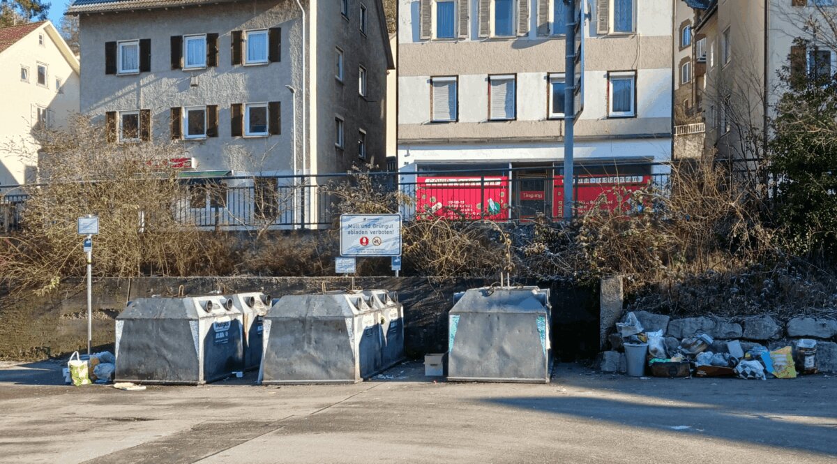 Der Müllhaufen beim Schweizer-Parkplatz wächst wieder - trotz Videokamera. Foto: him