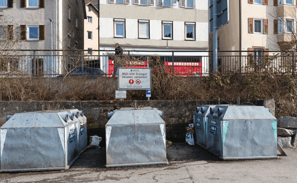 Bei den Glascontainern haben die Mitarbeiter des Bauhofs wöchentlich zu tun, um illegalen Müll dort  einzusammeln. Trotz aller Hinweisschilder. Foto: him