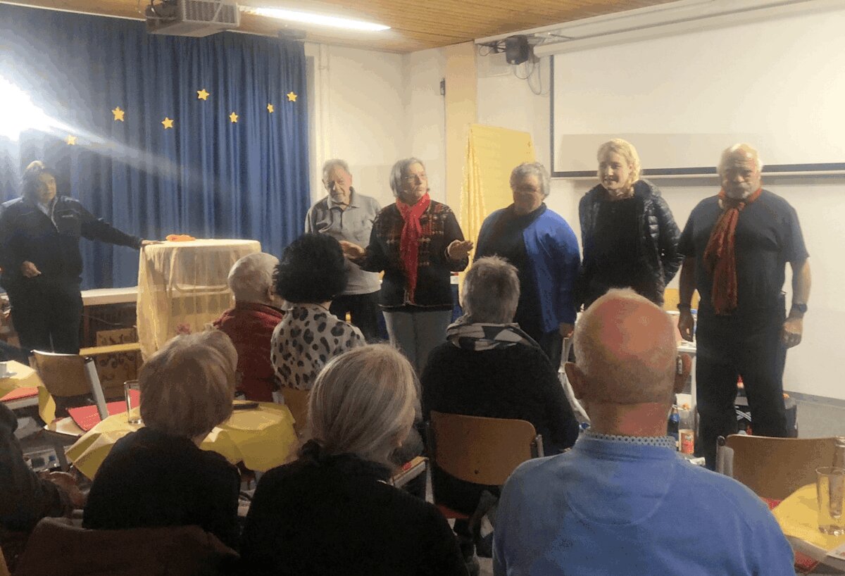 Die Akteurinnen (von links): Sonja Natschke, (Polizeipräsidium Konstanz), Theatergruppe Linde 13  Oberndor: Adolf Glatz, Gabriele Schneider, Magdalena Steinwand, Lisa-Katharina Kopf, Joachim Marx.
Christiane Bondzio fehlt auf dem Bild. Foto: pm