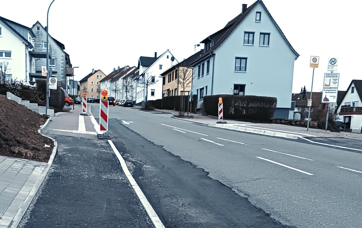 Barrierefreie Bushaltestellen an der Schramberger Straße. im Januar 2025. Noch fehlen die Wartehäuschen. Jetzt kommt wenigstens der Asphalt. Foto: him