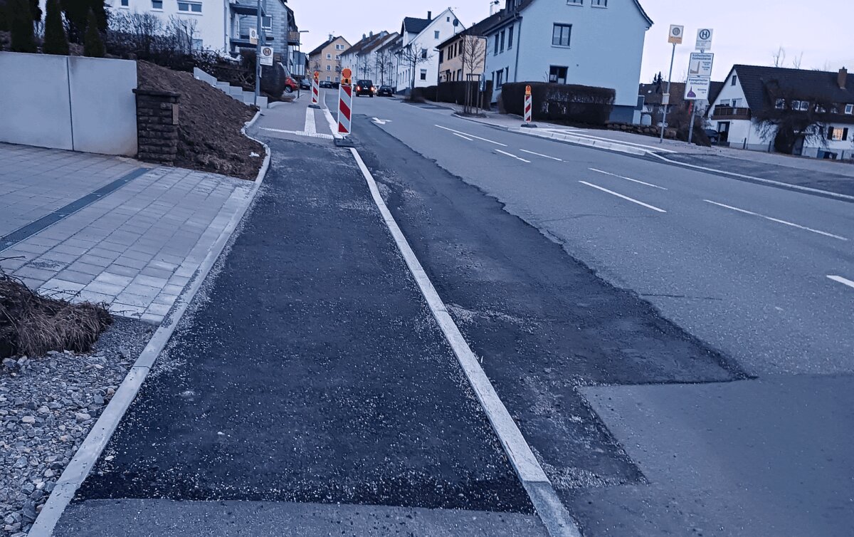 Auch solche Arbeiten  werden aus dem Etat für Straßenunterhalt bezahlt.: Neuer Asphaltbelag an der Bushaltestelle Schramberger Straße  in Sulgen. Foto: him