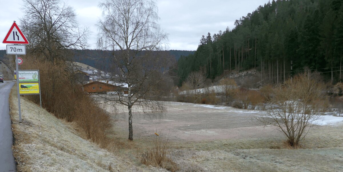 Auf dem ehemaligen Skaterplatz zwischen Landstraße und Dorfweiher soll die neue Sport- und Festhalle" in Tennenbronn gebaut werden. Foto: him