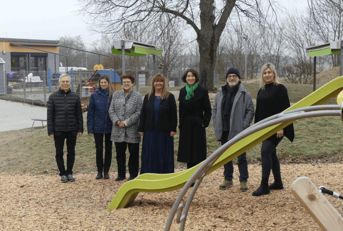 Vertreterinnen der Stadt und der katholischen Kirche im Garten des Wittumkindergartens (von links): Pfarrer Eberhard Eisele, Abteilungsleiterin Kerstin Flaig, Fachbereichsleiterin Susanne Gwosch, Kita-Leiterin Dorota Kania, Oberbürgermeisterin Dorothee Eisenlohr, Architekt Jürgen Bihlmaier und die Elternbeiratsvorsitzende Sibel Kara. Foto: him