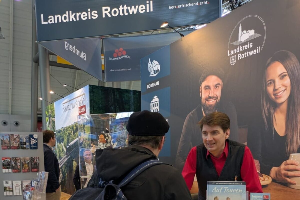Die Fragen der Besucher am Messestand drehen sich um Kurztripps und, ganz aktuell, die geplante Hängebrücke in Rottweil. Foto: pm
