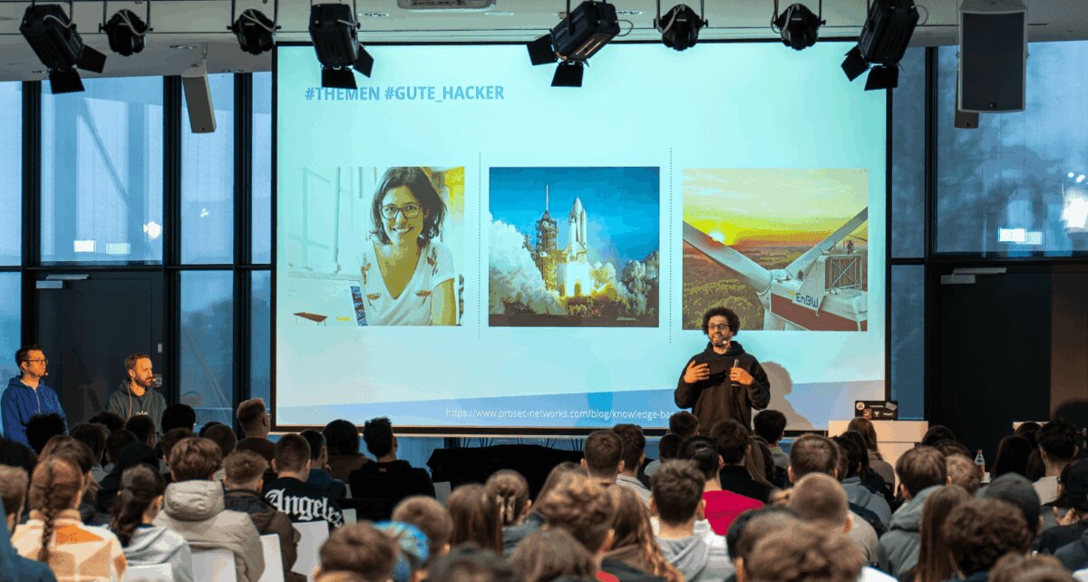 Volles Haus im großen Saal der Nell-Breuning-Schule in Rottweil.Fotos: Gerald Weber, KMZ Rottweil