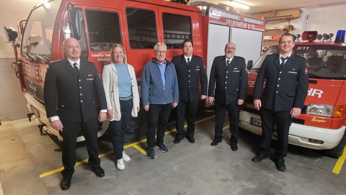 Von links: Kommandant Frank Scherfer, Bürgermeisterin Carmen Merz, Ortsvorsteher Thomas Bausch, Abteilungskommandant Benjamin Grießhaber, Horst Bähr und stv. Abteilungskommandant Matthias Seelinger-Bick. Foto: fw