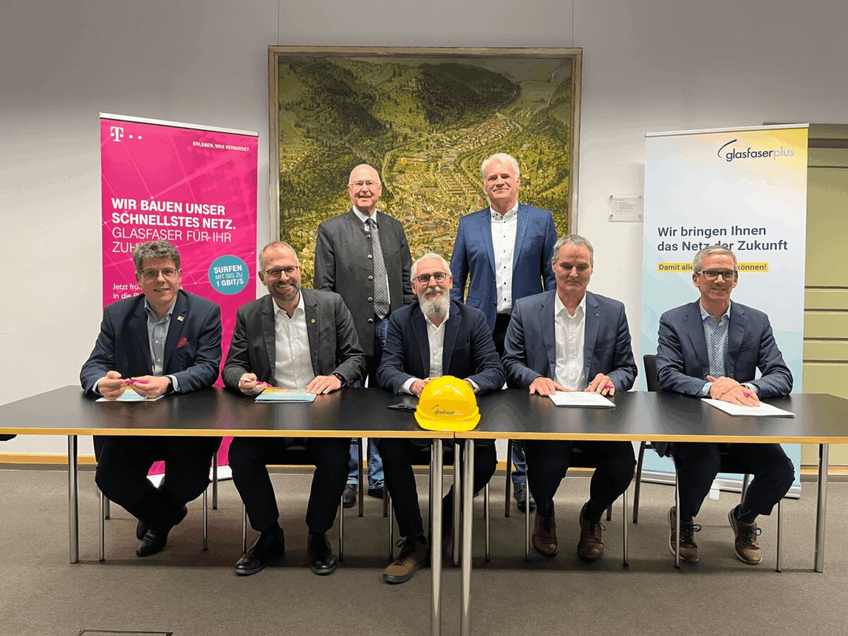 Vertragsunterzeichnung in Sachen Breitbandausbau: (vordere Reihe) Die Bürgermeister Matthias Winter aus Oberndorf und Ralf Ulbrich aus Deißlingen, Harald Weber von GlasfaserPlus, Bürgermeister Markus Huber aus Dornhan sowie der Sulzer Bürgermeister Jens Keucher setzten ihre Unterschriften auf die gemeinsame Erklärung. Mit dabei waren Landrat Dr. Michel (links oben) und Thomas Müller, Regionalleiter Glasfaser Region Süd-West der Telekom Deutschland GmbH. Foto: pm