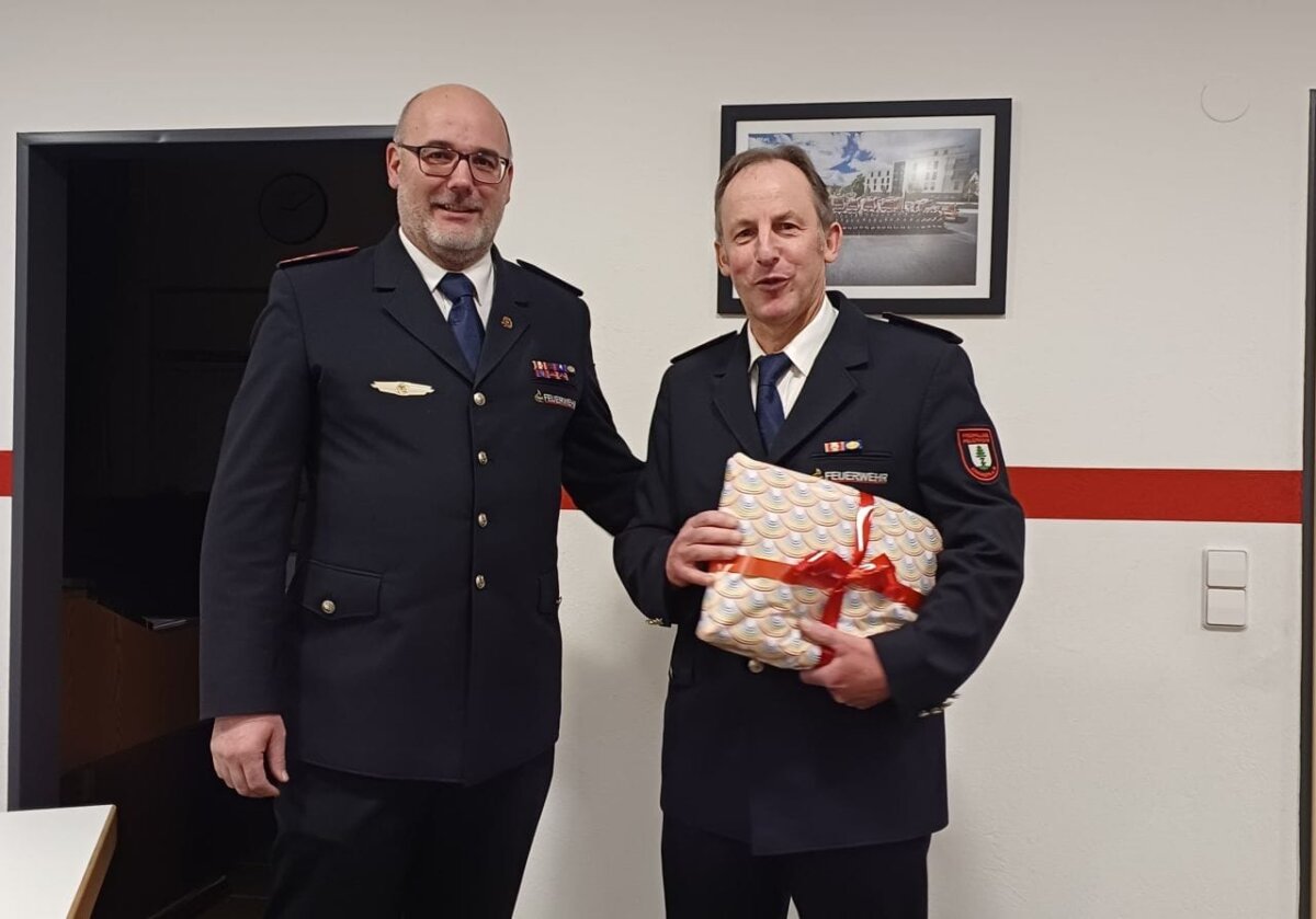 Kommandant Marc Burkard ehrt Thomas Mager für 40 Jahre Dienst. Foto: fw