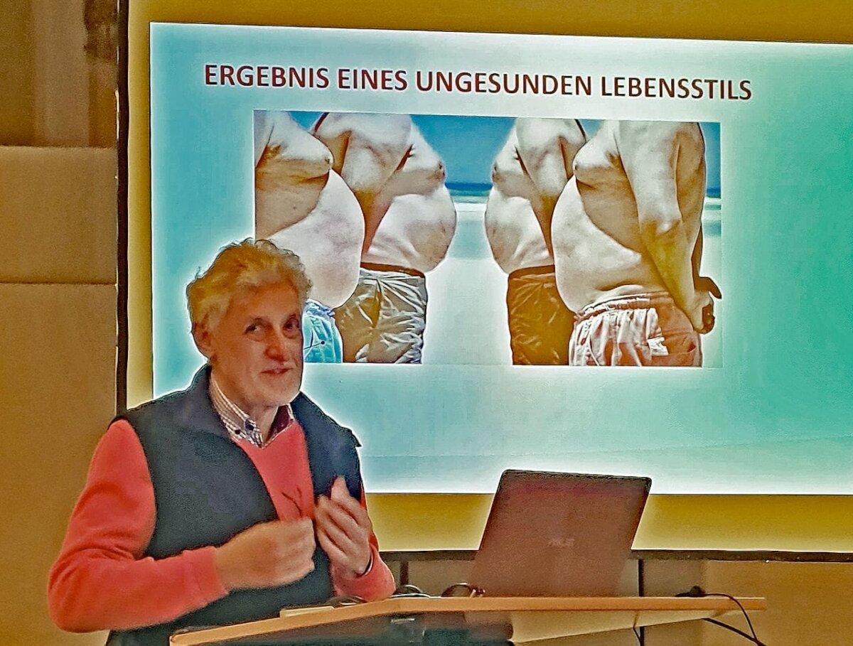 Der Heidelberger Alterswissenschaftler Christoph Rott zog in der Oberndorfer Klosterkirche mit seinem anschaulichen und sehr aufschlussreichen sowie informativen Vortrag mehr als 150 Zuhörer in seinen Bann.                        Foto: Wolf