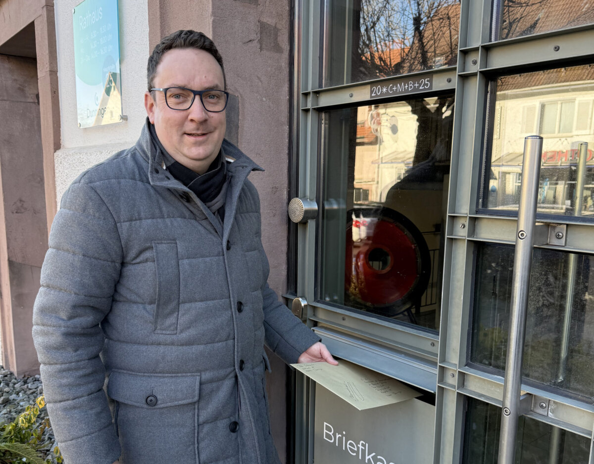 Peter Schumacher bei der Abgabe seiner Bewerbung. Foto: pm