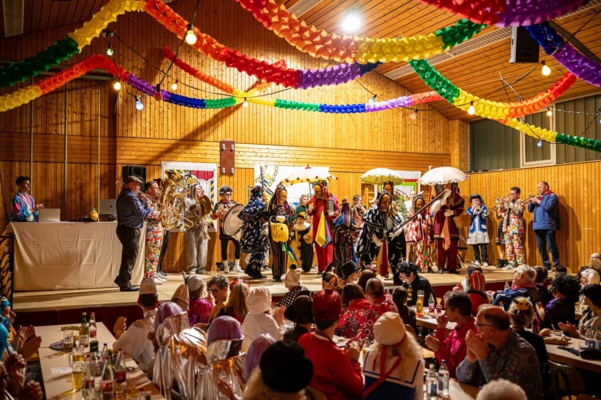 Mit einem "Lebigen Bild" startete der Fasnetsball in Hausen. Fotos: Thomas Decker