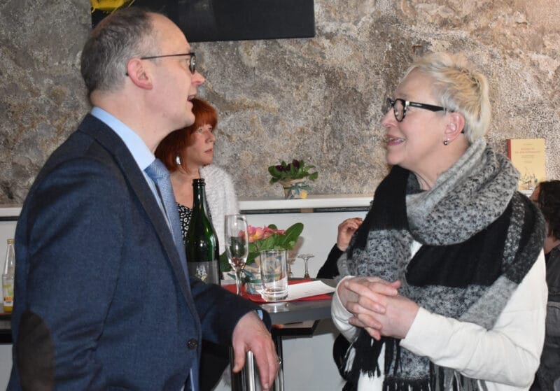 Vereinsvorsitzender Dr. Andreas Linsenmann mit der offiziellen Vertreterin des Landrats, Adnrea Schmider bei der Jubiläumsveranstaltung des Vereins 2024. Foto: nrwz
