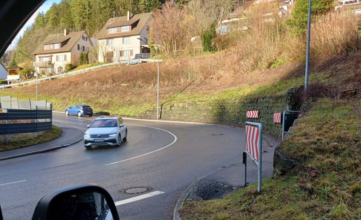 Die Stützmauer an der "Grüner-Baum-Kurve" muss  saniert werden. Foto: him