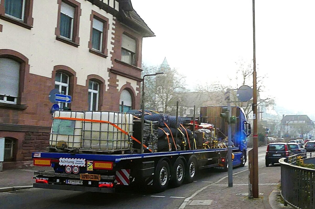 Dieser Tage war ein Schwertransporter in Bernecktal unterwegs mit Material für die Felssicherung. Foto: him