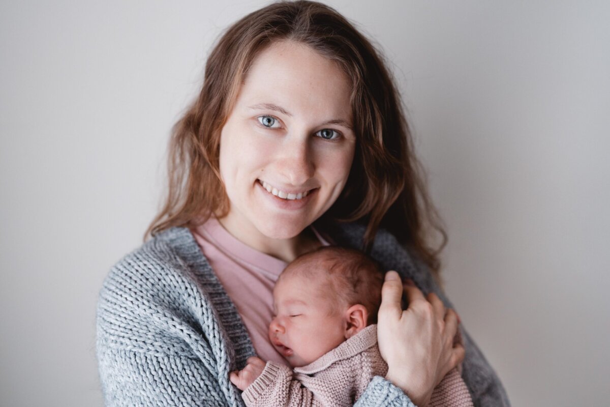 Von der Biathlon-Spitze ins Mutterglück: Janina Hettich-Walz freut sich über die Geburt ihrer Tochter Karlotta in der Klinik Rottweil. Foto: Brockhammer