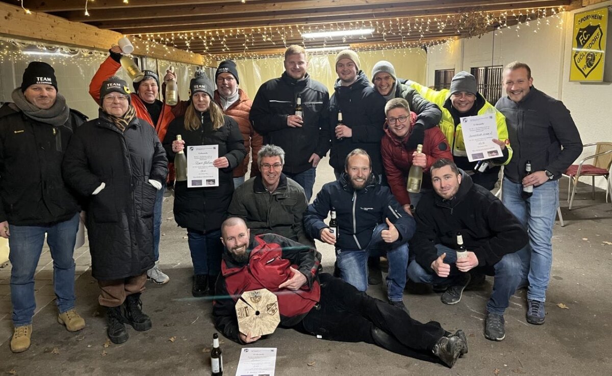 Gewinnermannschaften vom Stammtisch Krone 1+2 und Team Glühwein. Foto: pm