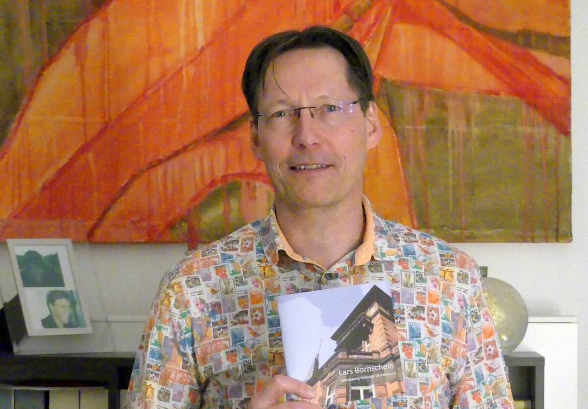Lars Bornschein mit seinem neuen Haiku-Bändchen. Foto: him