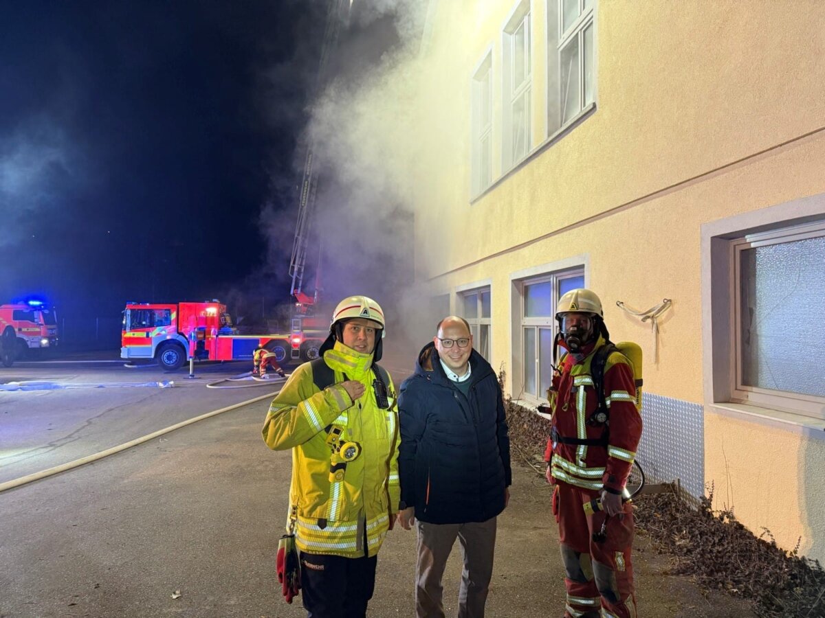 OB Dr. Christian Ruf (Mitte) vor Ort bei der Feuerwehrübung am Alten Gaswerk mit Stadtbrandmeister Frank Müller (links) und Rainer Knoblauch (Foto: Feuerwehr Rottweil / Daute).