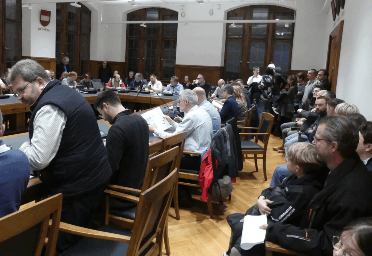 Volles Haus: Eltern  kamen mit ihren Kindern in die Bürgerfragestunde im Gemeinderat. Foto: him