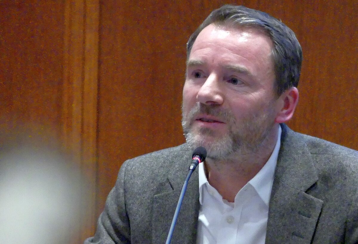 Rechtsanwalt Alexander Wichmann sprach über das Vergaberecht im Schramberger Gemeinderat. Foto: him