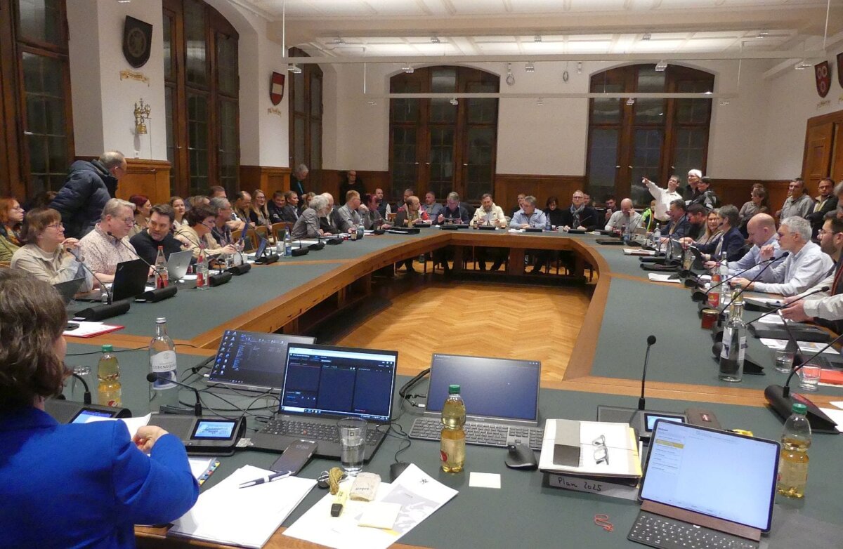 Im großen Sitzungssaal wird es richtig eng wie hier bei der Verabschiedung des Haushalts Ende Januar. Foto: him