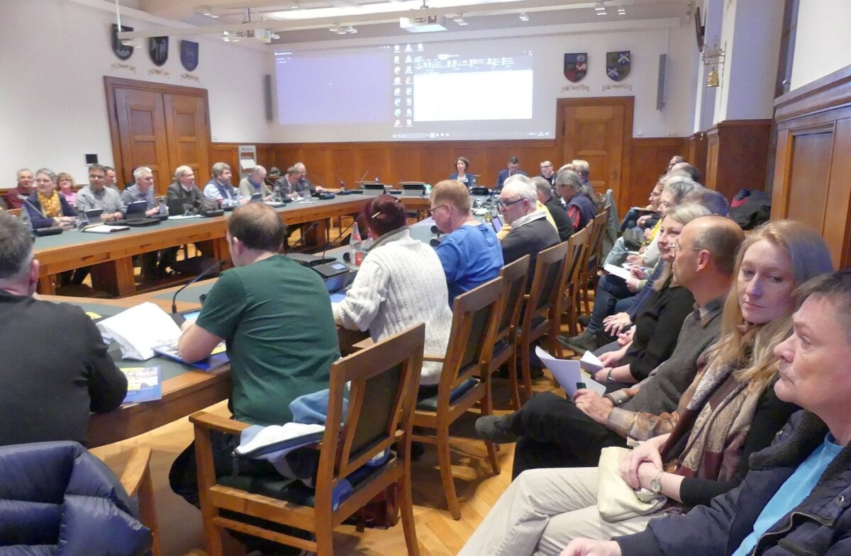 Etliche Anwohner vom Feurenmoos waren in die Gemeinderatssitzung gekommen. Foto: him