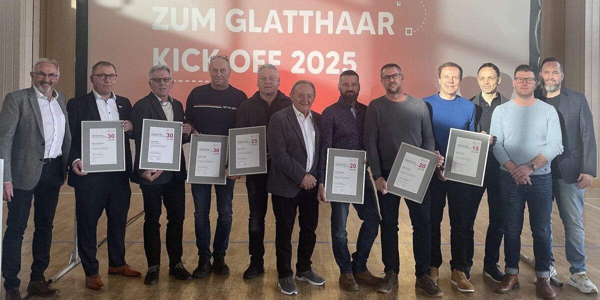 Glatthaar Keller ehrte langjährige Mitarbeiter für ihre Treue zum Unternehmen (von links): Joachim Glatthaar (Firmengründer), Reiner Heinzelmann (kaufmännischer Geschäftsführer), Roland Benz, Joachim Pfau, Walter Melzer, Boris Majdenic, Christoph Epple, Stefan Schreier, Marco Strahija, Andreas Buchholz (stellvertretender Niederlassungsleiter Schramberg-Waldmössingen), Alexander de Monte (Niederlassungsleiter Schweiz), Kersten Storz (Niederlassungsleiter Schramberg-Waldmössingen). Foto: Glatthaar Keller/Alena Renz