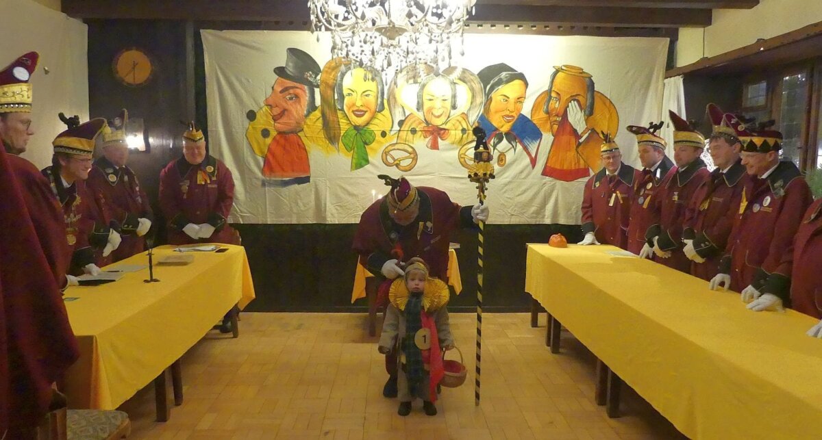 Zum diesjährigen Hanselschlag versammelten sich am Montasgabend Elfer und Obernarren im Nebenzimmer der Braustube, heute Zorbas in Schramberg.
Udo Neudeck versucht einem kleinen Bruele ein Tränchen zu entlocken. Foto: him