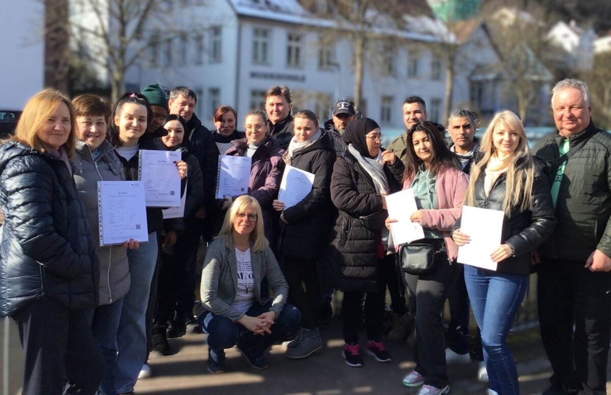 Die teilnehmenden des Integrationskurs Nr 79 mit Zertifikaten. Die dienstälteste Kursleiterin Danielle Reuter (ganz links im Bild) hat inzwischen schon 17 Kurse zum Zertifikal geführt. Foto: pm