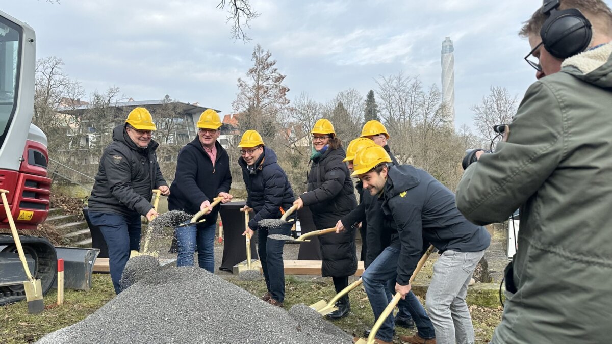 Jetzt geht’s los: Mit dem offiziellen Spatenstich hat Bauherr Günter Eberhardt gemeinsam mit Oberbürgermeister Dr. Christian Ruf, Bürgermeisterin Ines Gaehn und weiteren geladenen Gästen die Bauarbeiten für die Fußgänger-Hängebrücke „Neckarline“ in Rottweil eingeleitet. Die Brücke ist mit 606 Metern die längste ihrer Art in Süddeutschland, die Investitionssumme beläuft sich auf rund zwölf Millionen Euro. Foto: gg