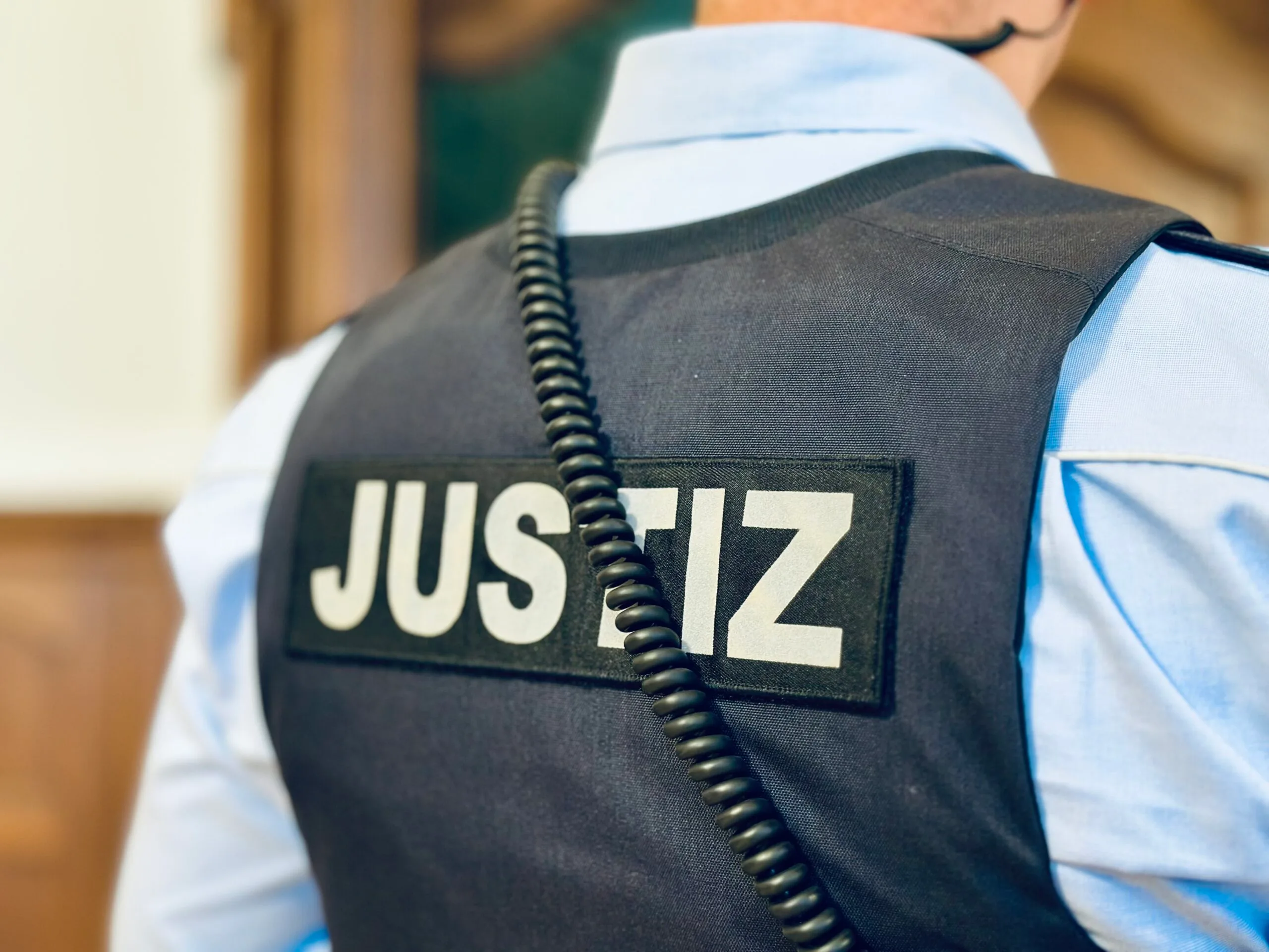 Die Justiz arbeitet. Hier ein für die Vorführung eines Gefangenen zuständiger Justizwachtmeister. Foto: gg
