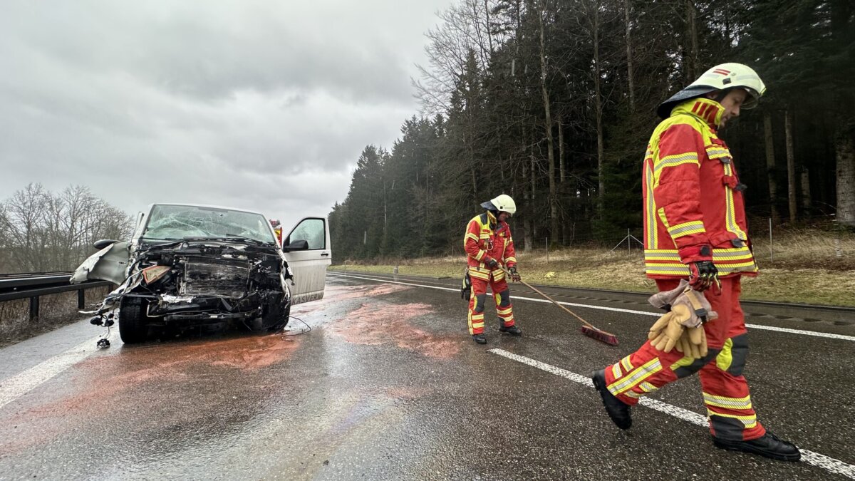 Kräfte der Feuerwehr an der Einsatzstelle. Foto: Peter Arnegger